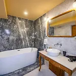 Cratus Stone Palace Otel