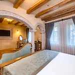 Hotel Cratus Stone Palace
