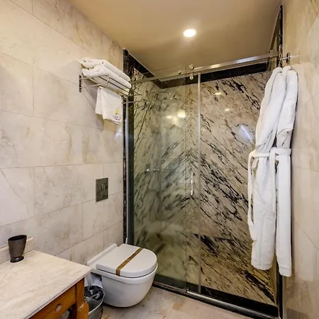 Cratus Stone Palace 酒店